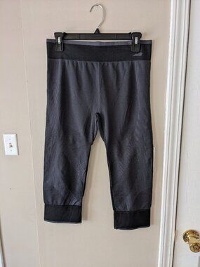 Avia Dark Gray & Black Capri Leggings Sz M/L